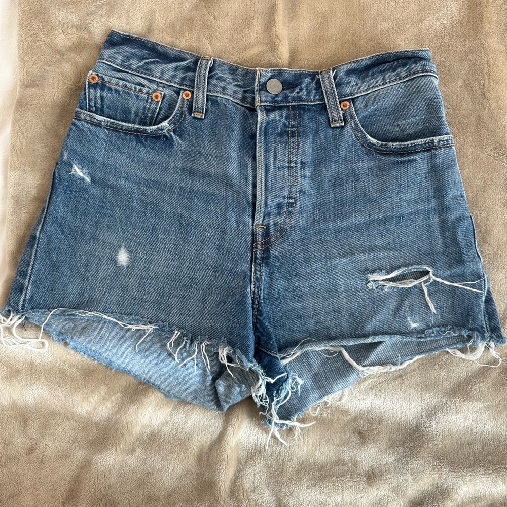 Levi’s High Waisted Shorts Sz 28